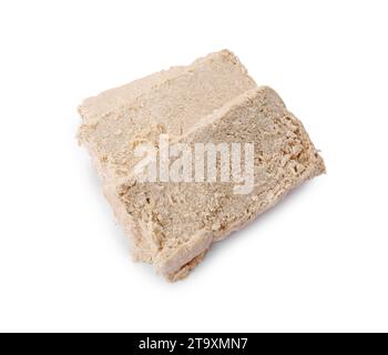 Morceaux de halva savoureux isolé sur blanc, vue au-dessus Banque D'Images