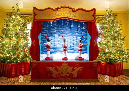 Washington, États-Unis. 27 novembre 2023. Un théâtre mécanique avec des personnages rotatifs de United States Marine Band dans la salle Vermeil à un aperçu du décor de vacances à la Maison Blanche. Crédit : SOPA Images Limited/Alamy Live News Banque D'Images