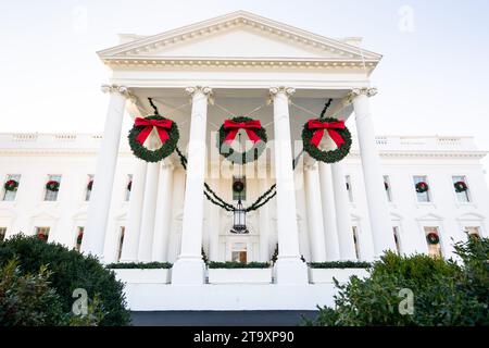 Washington, États-Unis. 27 novembre 2023. Le Portico Nord à un aperçu du décor de vacances à la Maison Blanche. Crédit : SOPA Images Limited/Alamy Live News Banque D'Images