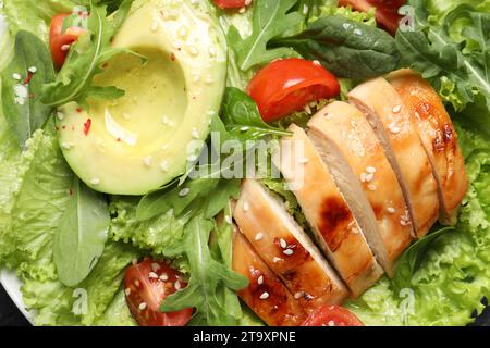 Délicieuse salade avec poulet, tomate cerise et avocat, vue de dessus Banque D'Images