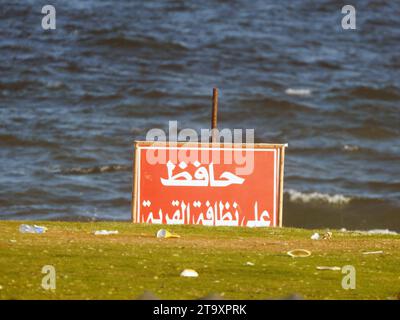 Traduction du texte arabe (garder l'endroit propre), un panneau d'information sur la plage d'une station, informant les gens de garder l'endroit propre pendant t Banque D'Images