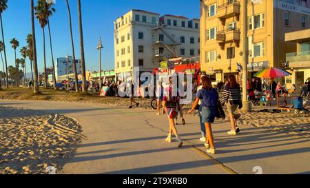 The Amazing Oceanfront Walk à Venice Beach - LOS ANGELES, ÉTATS-Unis - 5 NOVEMBRE 2023 Banque D'Images