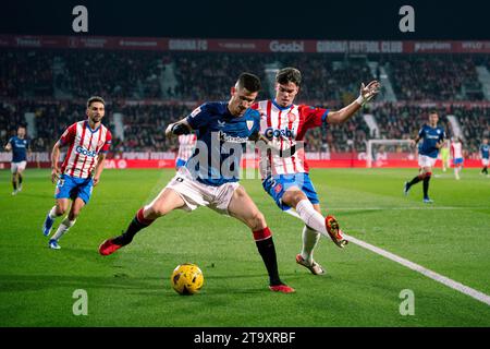 Girona, Espagne. 27 novembre 2023. Miguel Gutierrez (R) de Gérone défie Mikel Vesga de Bilbao lors d’un match de football de la Liga entre Girona FC et Athletic Club Bilbao à Gérone, Espagne, le 27 novembre 2023. Crédit : Joan Gosa/Xinhua/Alamy Live News Banque D'Images