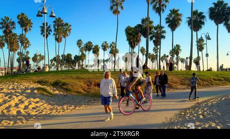 The Amazing Oceanfront Walk à Venice Beach - LOS ANGELES, ÉTATS-Unis - 5 NOVEMBRE 2023 Banque D'Images