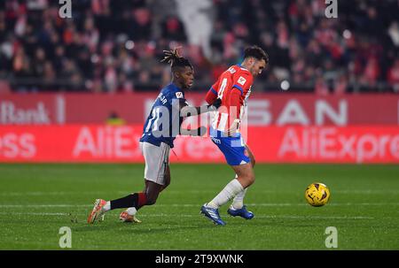 Girona, ESP. 27 novembre 2023. GIRONA FC-ATHLETIC DE BILBAO 27 novembre 2023 N. Williams (11) de l'Athletic Club de Bilbao (à gauche) affronte Arnau (4) du Girona FC lors du match entre Girona FC et l'Athletic de Bilbao correspondant à la quatorze journée de la Liga EA Sports au Montilivi Municipal Stadium de Gérone, Espagne. Crédit : Rosdemora/Alamy Live News Banque D'Images