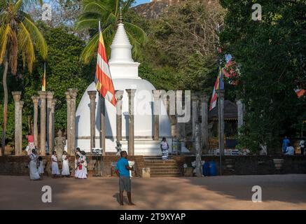 L'ancienne plate-forme et les piliers sculptés en pierre qui entourent l'Ambasthala Dagoba sur le site antique de Mihintale au Sri Lanka. Banque D'Images