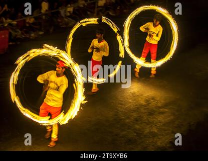 Les danseurs de Fire ball se produisent le long d'une rue de Kandy au Sri Lanka lors de l'Esala Perahera (grande procession). Banque D'Images