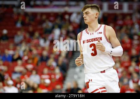 Madison, WISCONSIN, États-Unis. 27 novembre 2023. Les Badgers du Wisconsin gardent Connor Essegian (3) lors du match de basket-ball de la NCAA entre les Leathernecks de Western Illinois et les Badgers du Wisconsin au Kohl Center de Madison, WISCONSIN. Darren Lee/CSM/Alamy Live News Banque D'Images