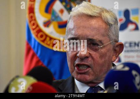 Bogota, Colombie. 27 novembre 2023. L'ancien président colombien Alvaro Uribe (2002-2010) prend la parole lors d'une conférence de presse après avoir témoigné sur un massacre en 1997 au bureau du procureur général à Bogota, en Colombie, le 27 novembre 2023. Uribe a fait une déclaration volontaire sur les enquêtes menées par le bureau du procureur concernant le massacre d'"El Aro" (Ituango) qui a laissé au moins 15 personnes assassinées par des groupes paramilitaires et d'extrême droite pendant son mandat de gouverneur du département d'Antioquia. Photo : Cristian Bayona/long Visual Press crédit : long Visual Press/Alamy Liv Banque D'Images