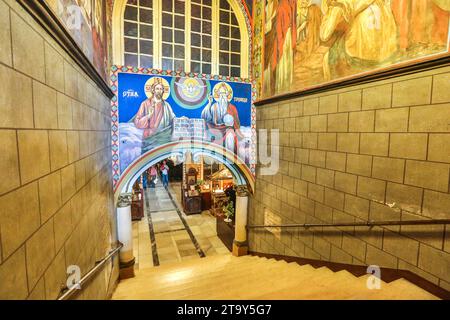 Peintures à l'intérieur de la cathédrale orthodoxe bulgare de la Sainte Trinité, Ruse, Bulgarie, fresques peintes colorées fascinantes religieuses Banque D'Images