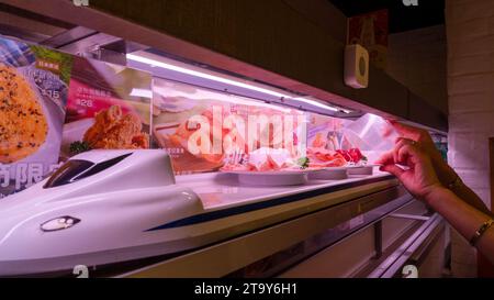 Restaurant de sushi japonais automatisé, Hong Kong, Chine. Banque D'Images