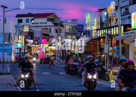 Trafic sur Chaweng Beach Road au coucher du soleil, Ko Samui, Thaïlande Banque D'Images