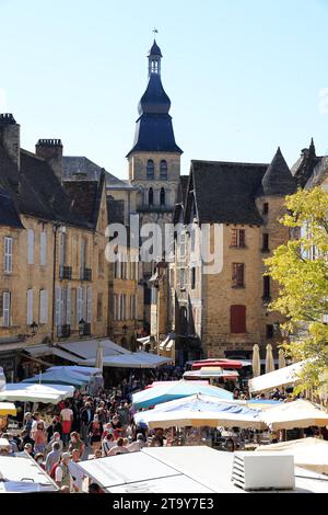 Le célèbre marché de Sarlat sur la place de la liberté, entre la mairie et la cathédrale. Sur ce marché, très populaire auprès des gens de la ville, le Banque D'Images