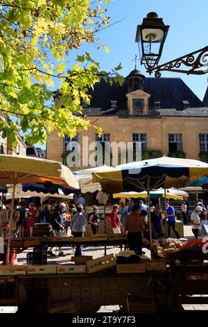 Le célèbre marché de Sarlat sur la place de la liberté, entre la mairie et la cathédrale. Sur ce marché, très populaire auprès des gens de la ville, le Banque D'Images