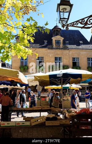 Le célèbre marché de Sarlat sur la place de la liberté, entre la mairie et la cathédrale. Sur ce marché, très populaire auprès des gens de la ville, le Banque D'Images