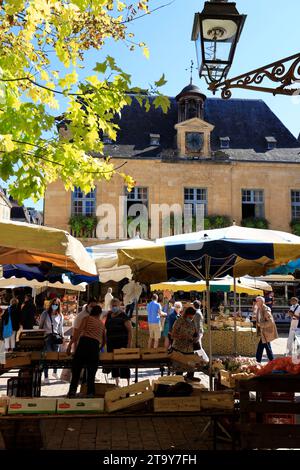 Le célèbre marché de Sarlat sur la place de la liberté, entre la mairie et la cathédrale. Sur ce marché, très populaire auprès des gens de la ville, le Banque D'Images