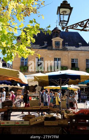 Le célèbre marché de Sarlat sur la place de la liberté, entre la mairie et la cathédrale. Sur ce marché, très populaire auprès des gens de la ville, le Banque D'Images