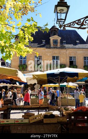 Le célèbre marché de Sarlat sur la place de la liberté, entre la mairie et la cathédrale. Sur ce marché, très populaire auprès des gens de la ville, le Banque D'Images