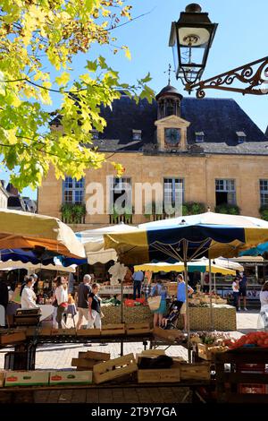 Le célèbre marché de Sarlat sur la place de la liberté, entre la mairie et la cathédrale. Sur ce marché, très populaire auprès des gens de la ville, le Banque D'Images