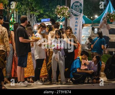 Bangkok, Thaïlande. 27 novembre 2023. Les thaïlandais et les étrangers sont vus avec leur krathong sur la rive du lac pendant le festival magique de Loy Krathong, à Jodd Fairs Danneramit, à Bangkok. Loy Krathong 'To Float rituel vaisseau or lamp' est un festival thaïlandais célébré chaque année dans toute la Thaïlande†et dans les pays voisins, où dans la nuit de la pleine lune, les Krathongs qui sont décorées avec des feuilles de bananier richement pliées, trois bâtons d'encens, et une bougie, sont lancés par les thaïlandais, sur une rivière, un canal, ou un étang, faisant un vœu comme ils le font. Crédit : SOPA Images Limited/Alamy Live News Banque D'Images