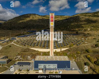 Vue aérienne de la centrale solaire Thémis Solar innovation, située près de Targasonne, en Cerdagne (Pyrénées-Orientales, Occitanie, France) Banque D'Images