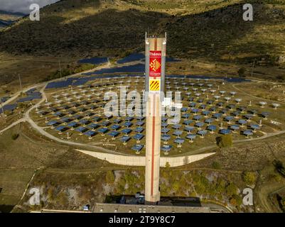 Vue aérienne de la centrale solaire Thémis Solar innovation, située près de Targasonne, en Cerdagne (Pyrénées-Orientales, Occitanie, France) Banque D'Images