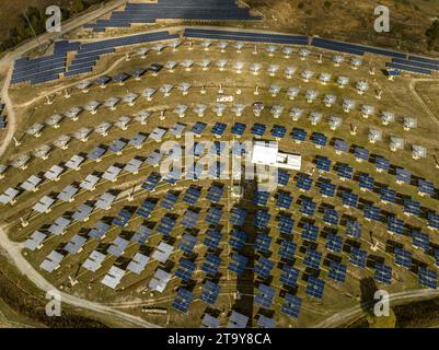 Vue aérienne de la centrale solaire Thémis Solar innovation, située près de Targasonne, en Cerdagne (Pyrénées-Orientales, Occitanie, France) Banque D'Images