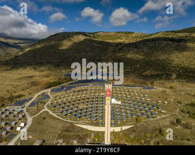 Vue aérienne de la centrale solaire Thémis Solar innovation, située près de Targasonne, en Cerdagne (Pyrénées-Orientales, Occitanie, France) Banque D'Images