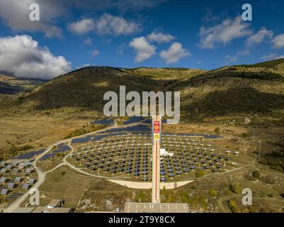 Vue aérienne de la centrale solaire Thémis Solar innovation, située près de Targasonne, en Cerdagne (Pyrénées-Orientales, Occitanie, France) Banque D'Images