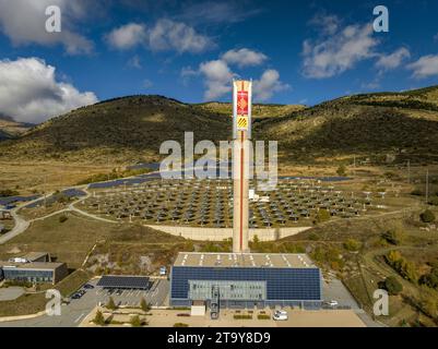 Vue aérienne de la centrale solaire Thémis Solar innovation, située près de Targasonne, en Cerdagne (Pyrénées-Orientales, Occitanie, France) Banque D'Images