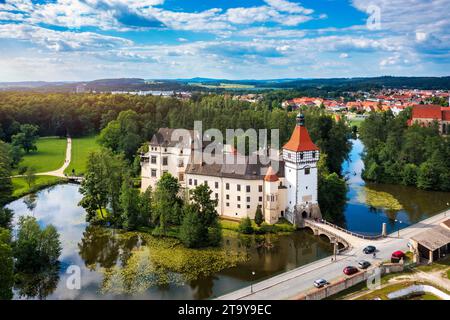 Château de Blatna près de Strakonice, Bohême du Sud, République tchèque. Vue aérienne du château d'eau médiéval de Blatna entouré de parcs et de lacs, Blatna, sud Banque D'Images