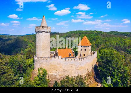 Vue aérienne du château médiéval de Kokorin à proximité de Prague en Tchéquie. Europe centrale. Château gothique médiéval Kokorin, Kokorinsko zone protégée du paysage i Banque D'Images