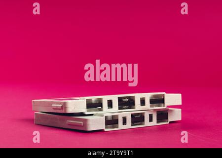 Gros plan de cassettes roses et blanches avec espace de copie sur fond rose Banque D'Images