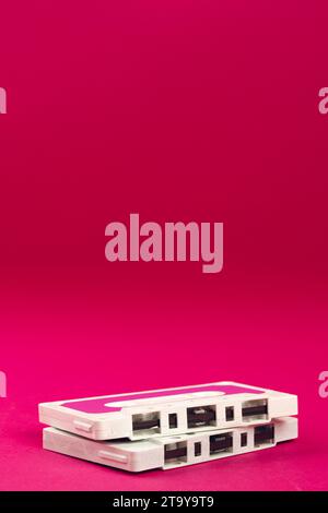 Gros plan de cassettes roses et blanches avec espace de copie sur fond rose Banque D'Images