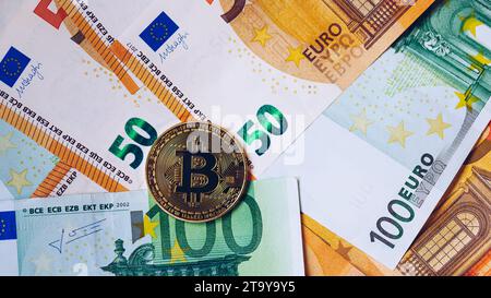 Plus de bitcoin or euro argent. Cryptocurrency Bitcoin. Devise Crypto concept. Avec Bitcoin l'introduction des billets. Les Bitcoins empilés sur les billets en euros. Banque D'Images