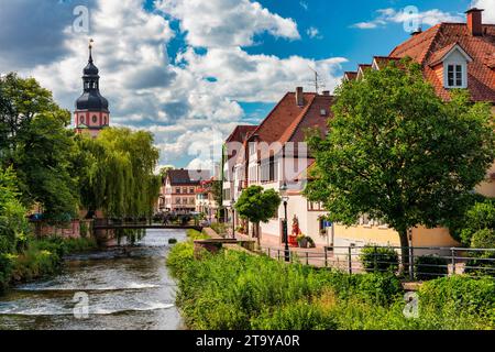 Vieille ville d'Ettlingen en Allemagne avec rivière Alb. Vue sur un quartier central d'Ettlingen, en Allemagne, avec la rivière Alb. Ettlingen, Bade-Wurtemberg, Germa Banque D'Images