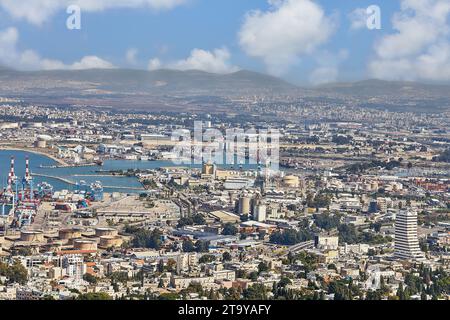 Haïfa, Israël - 22 octobre 2023 : Port maritime dans la ville de Haïfa, panorama du port et des bâtiments de la ville sur fond de ciel bleu avec clou Banque D'Images