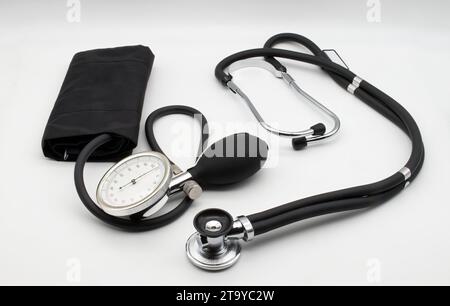 Tensiomètre médical manuel et stéthoscope. Sphygmomanomètre. Santé et concept médical. Banque D'Images