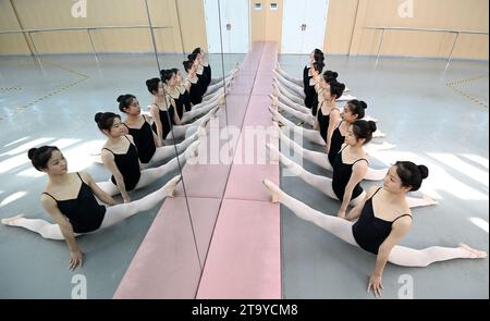 HANDAN, CHINE - 28 NOVEMBRE 2023 - les élèves pratiquent les compétences de base dans un centre de formation à la danse à Handan, dans la province du Hebei, dans le nord de la Chine, le 28 novembre 2023. Banque D'Images