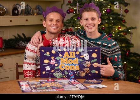 SEULS Jeff Brazier et son fils Freddie dévoilent « All Mod Cons », un jeu de société créé par NatWest pour aider à sensibiliser les gens aux escroqueries modernes et encourager la nation à avoir des discussions ouvertes sur la fraude financière en cette saison des fêtes. Date de publication : mardi 28 novembre 2023. Banque D'Images