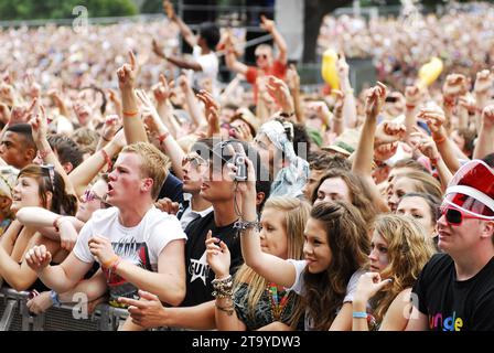 Fans de musique agitant les mains dans l'air, V2010, Hylands Park, Chelmsford, Essex, Royaume-Uni - 22 août 2010 Banque D'Images