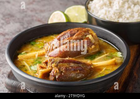 Nihari agneau pakistanais Shank Stew est un repas traditionnel à une casserole préparé avec de la viande dans un gros plan de sauce épicée sur la planche de bois sur la table. Hor Banque D'Images