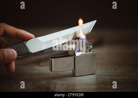 Gros plan couteau de poche en acier inoxydable avec lame Tanto et briquet. Stérilisez le concept de couteau. Banque D'Images