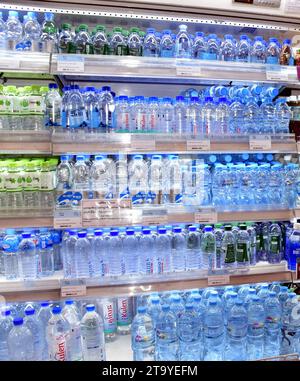 Présentation de boissons, principalement de l'eau, dans des bouteilles en plastique dans un centre commercial à Phnom Penh, Cambodge, Asie du Sud-est, dans les pays chauds d'asie le besoin de boissons, hydratation est vaste Banque D'Images