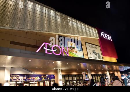 Devant le centre commercial Aeon, illuminé la nuit, à Phnom Penh, Cambodge, Asie du Sud-est Banque D'Images