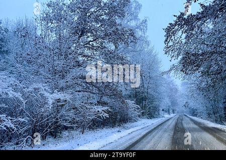 Zittauer Gebirge - Wintereinbruch über Nacht : Mehrere Zentimeter Neuschnee - Winterdienst im Hochbetrieb 28.11.2023 gegen 7 Uhr Hradek nad Nisou CZ BEI Zittau in der Nacht zu Dienstag Hat es im Zittauer Gebirge starken Schneefall geben. In den Nachtstunden vielen zwischen Zittau, Jonsdorf, Lückendorf und den tschechischen Nachbarorten, unter anderem Hradek nad Nisou, mehrere Zentimer Neuschnee. Die Schneedecke auf dem auto überraschten den ein oder anderen Autofahrer, aber teils auch den Winterdienst. Der ist seit den frühen Morgenstunden im Hochbetrieb, kommt aber kaum hinterher, da der Sch Banque D'Images