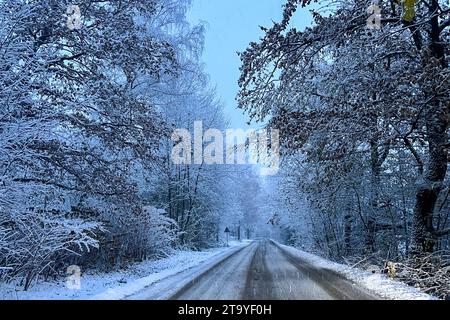 Zittauer Gebirge - Wintereinbruch über Nacht : Mehrere Zentimeter Neuschnee - Winterdienst im Hochbetrieb 28.11.2023 gegen 7 Uhr Hradek nad Nisou CZ BEI Zittau in der Nacht zu Dienstag Hat es im Zittauer Gebirge starken Schneefall geben. In den Nachtstunden vielen zwischen Zittau, Jonsdorf, Lückendorf und den tschechischen Nachbarorten, unter anderem Hradek nad Nisou, mehrere Zentimer Neuschnee. Die Schneedecke auf dem auto überraschten den ein oder anderen Autofahrer, aber teils auch den Winterdienst. Der ist seit den frühen Morgenstunden im Hochbetrieb, kommt aber kaum hinterher, da der Sch Banque D'Images