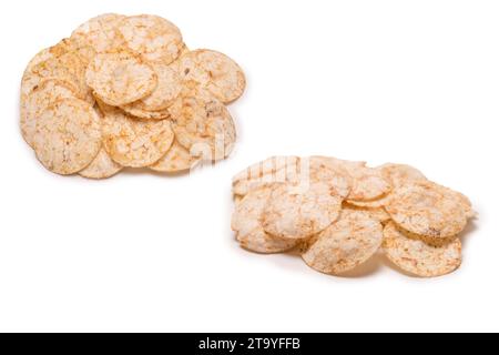 Chips de riz isolées sur fond blanc. Banque D'Images