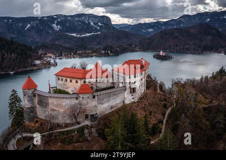 Lac de Bled, Slovénie - vue aérienne du beau château de Bled (Blejski Grad) avec le lac de Bled (Blejsko Jezero), l'église de l'Assomption de Maria et J. Banque D'Images