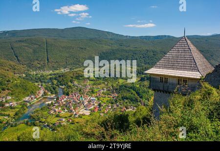 Village de Kulen Vakuf et la rivière una dans le parc national una. Canton d'una-Sana, Fédération de Bosnie-Herzégovine. Vue depuis le château d'Ostrovica Banque D'Images